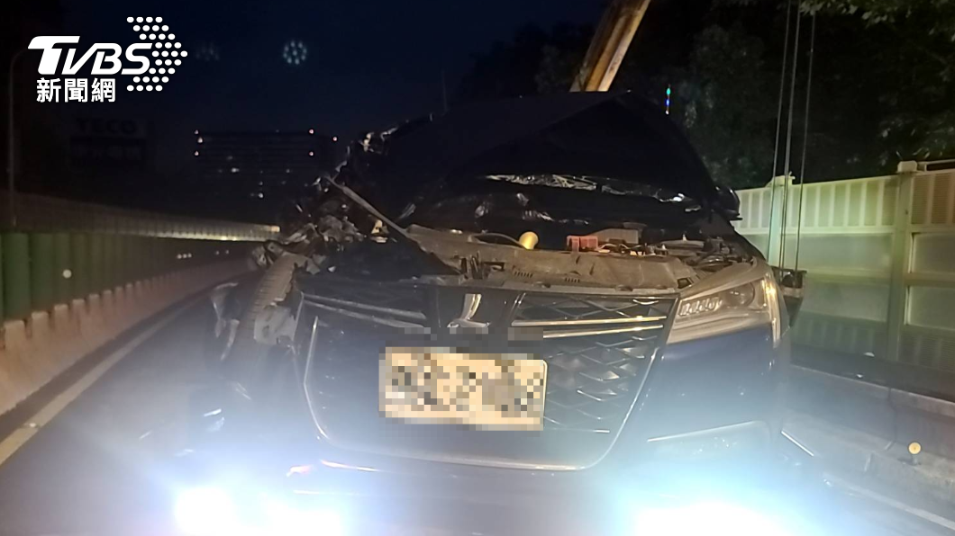 轎車猛力撞擊，車頭嚴重毀損。（圖／TVBS）