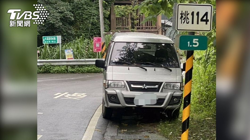 陳男將車子開到復興區一處路旁。（圖／TVBS）