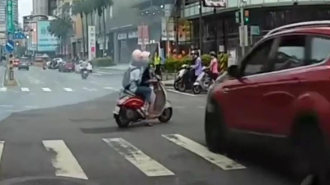 不待轉!母騎車載女停內線、打左轉燈 見警突鬼切慘撞飛
