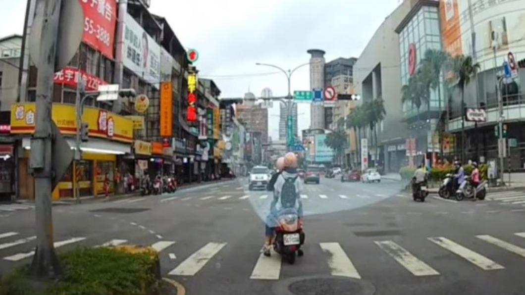婦人原先停在內線車道打左轉燈,不想待轉。(圖/翻攝自社會事影音)