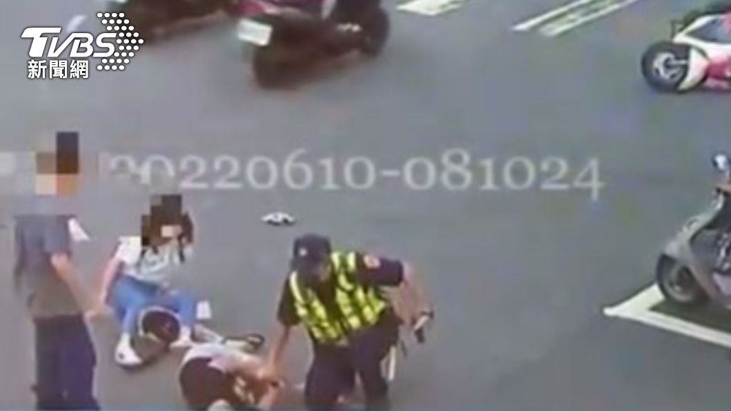 員警和駕駛上前幫忙。(圖/TVBS)