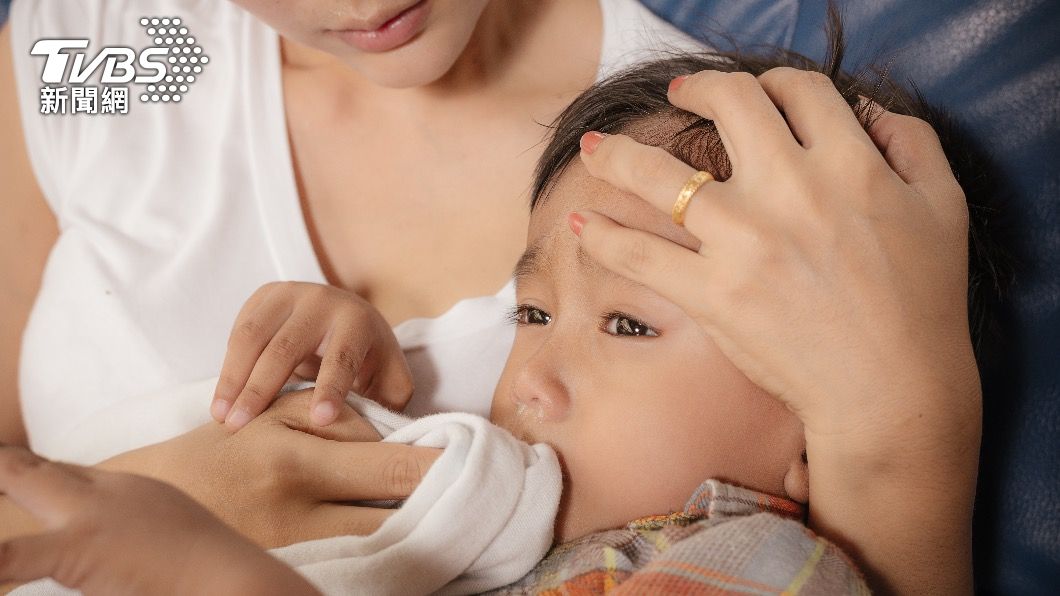 小孩若有咳出鮮血的狀況,務必盡速就醫。(示意圖/shutterstock達志影像)