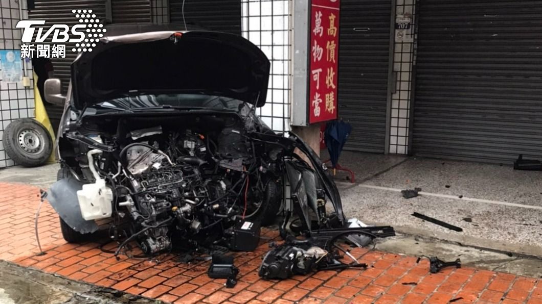 酒駕「累犯」開車逆向暴衝騎樓　直接毀路旁3車零件散滿地