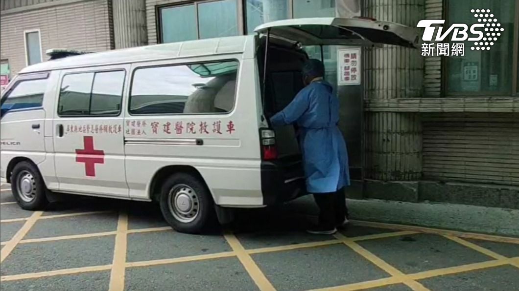 少女被送往寶建醫院救治。(圖/TVBS)