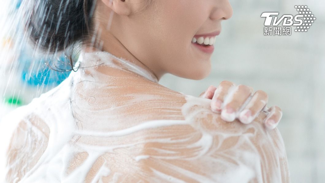 洗溫熱水取代洗冷水澡,才能感受到環境相對低溫。(示意圖/shutterstock達志影像)