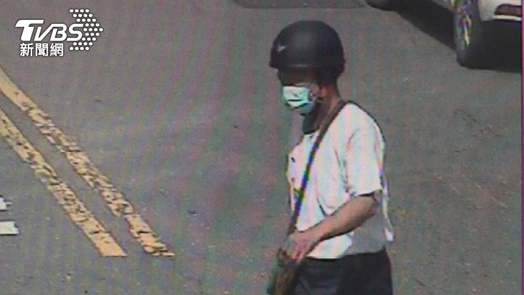 阿伯犯案時會戴鋼盔安全帽出現。（圖／TVBS）