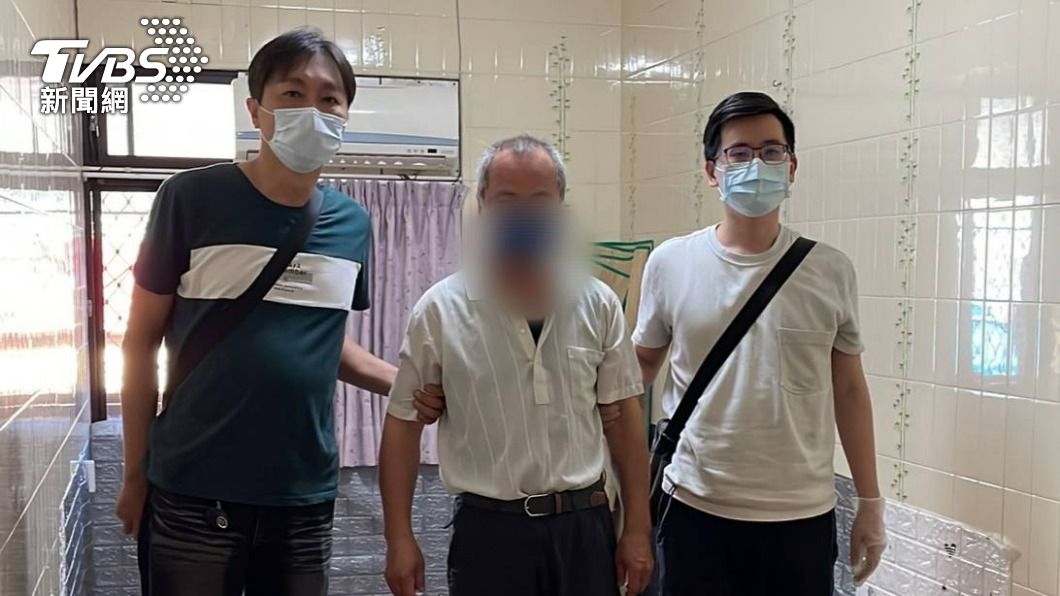 員警對於阿伯的變裝十分驚訝。（圖／TVBS）