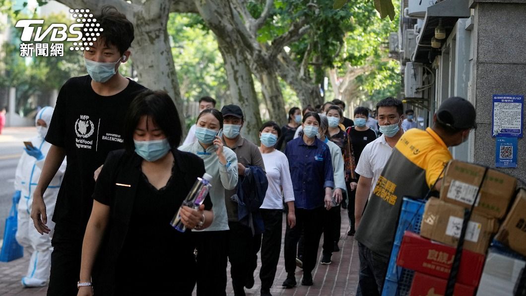 大量民眾排隊等待篩檢。（圖／達志影像路透社）