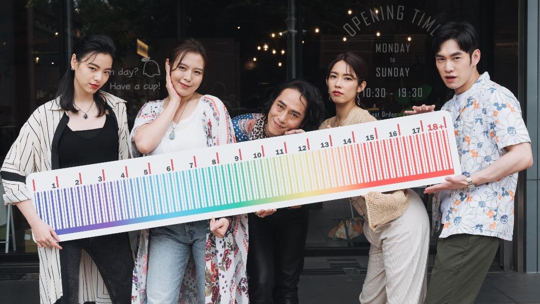 林思宇（右2）在劇中是個思想前衛的女性。（圖／紅杉娛樂提供）