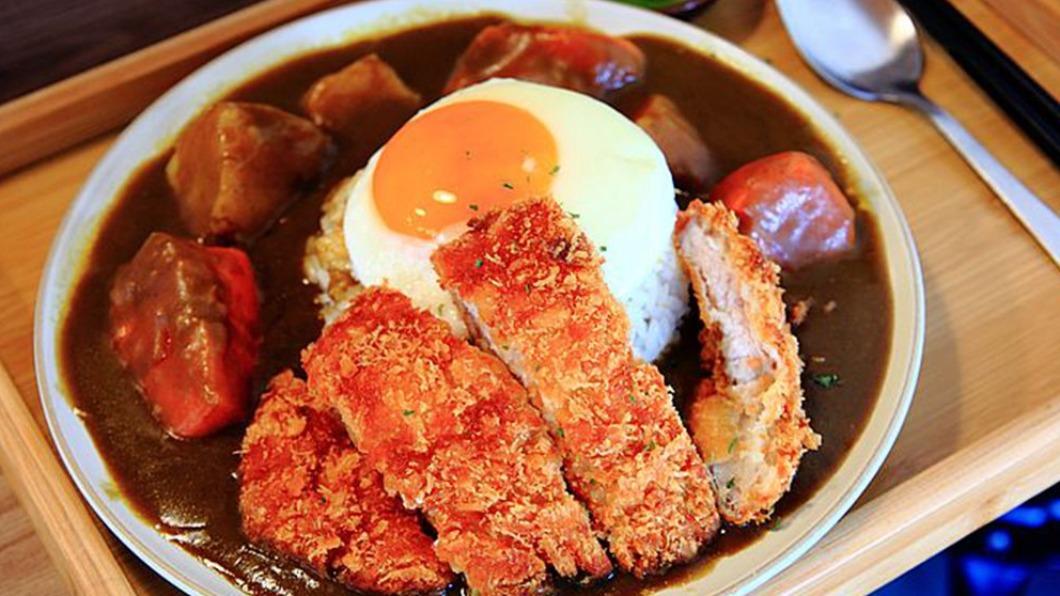 豬排富士咖哩的太陽蛋非常好吃。（圖／Upssmile向上的微笑萍子 旅食提供）