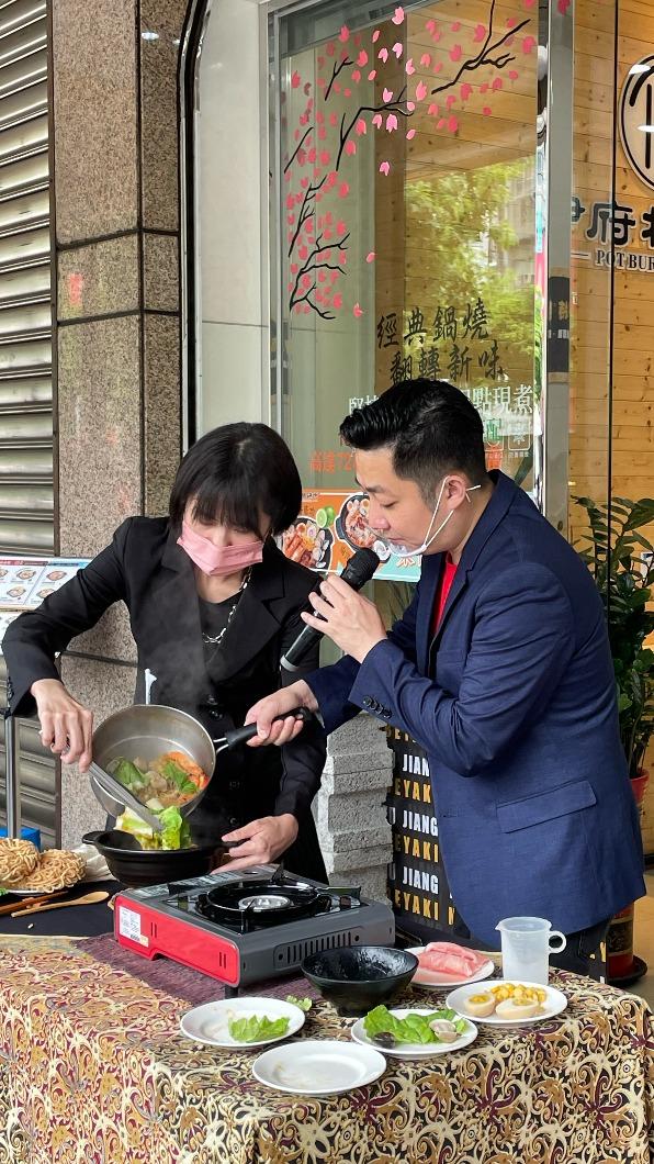 艾成(右)現場料理鍋燒麵。(圖/民視提供)