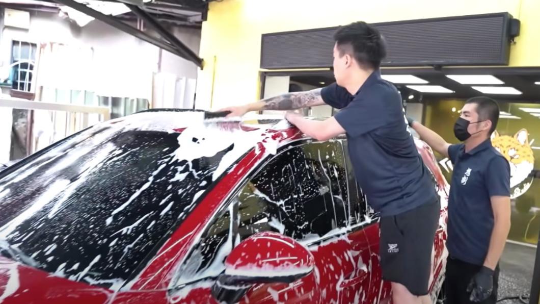 之後還要再將全車上一次泡沫,用海綿抹過車身。(圖/翻攝自Toyz Youtube)