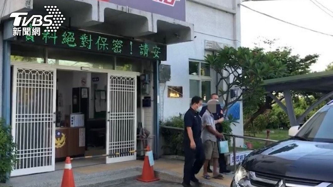 警方依現行犯當場將黃男逮捕。（圖／TVBS）
