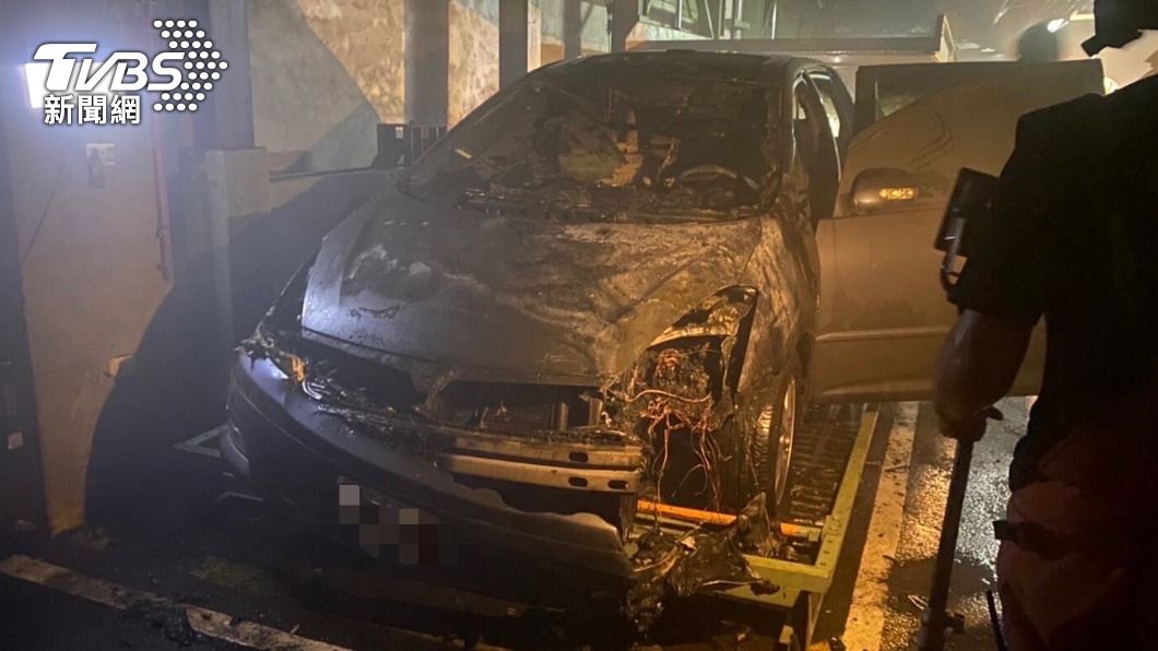 轎車電池突起火！地下停車場濃煙密布　民眾急逃