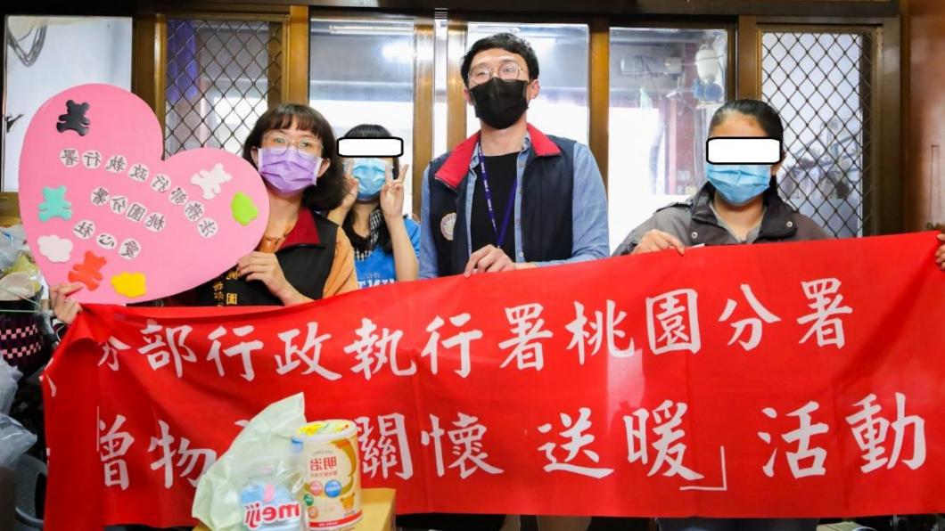 14歲貧困女繳不起健保「還有9月大女兒」 執行官送暖