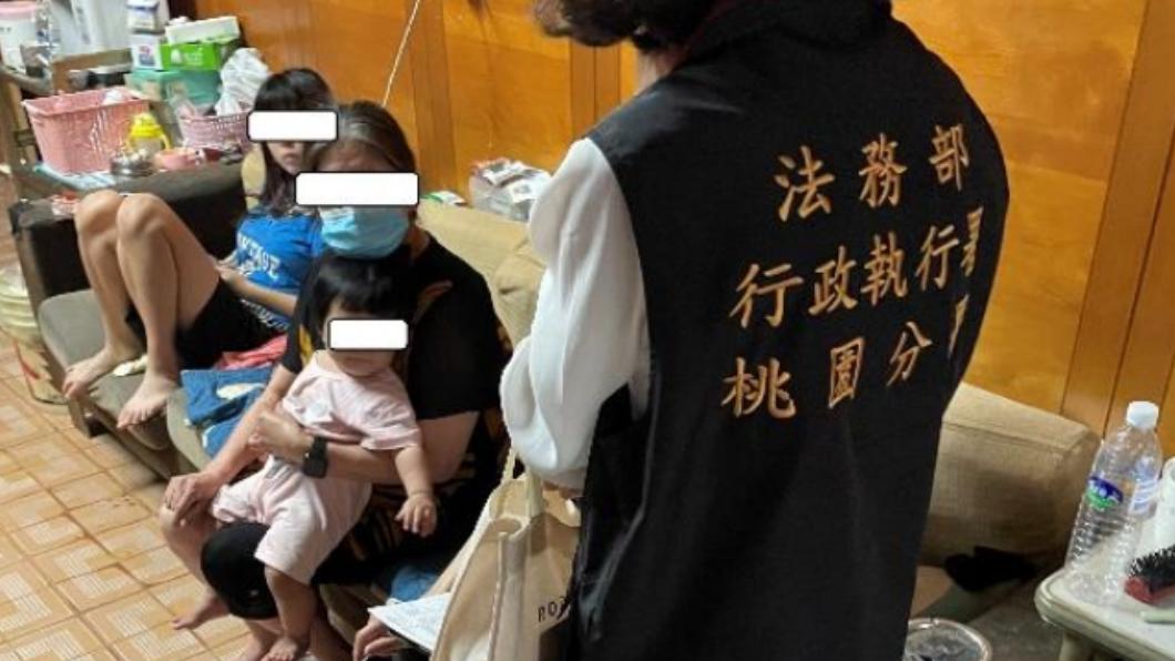 桃園分署同仁至黃女家現場訪視。（圖／桃園分署提供）
