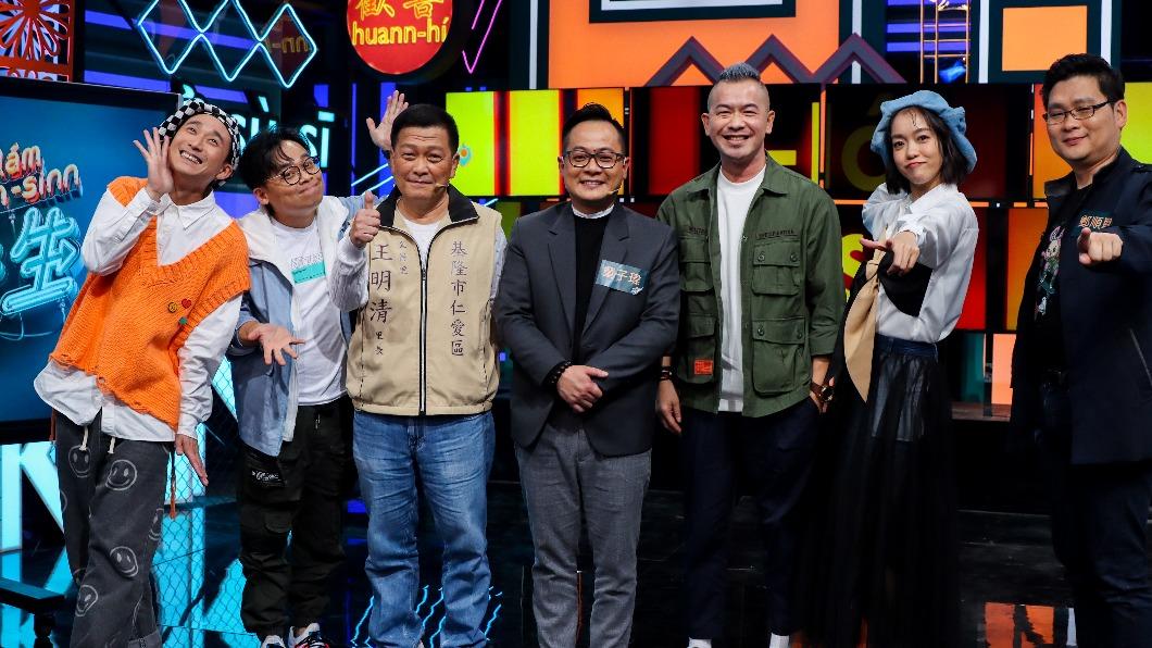 導覽先生王明清（左三）介紹了很多基隆美食。（圖／公視台語台提供）