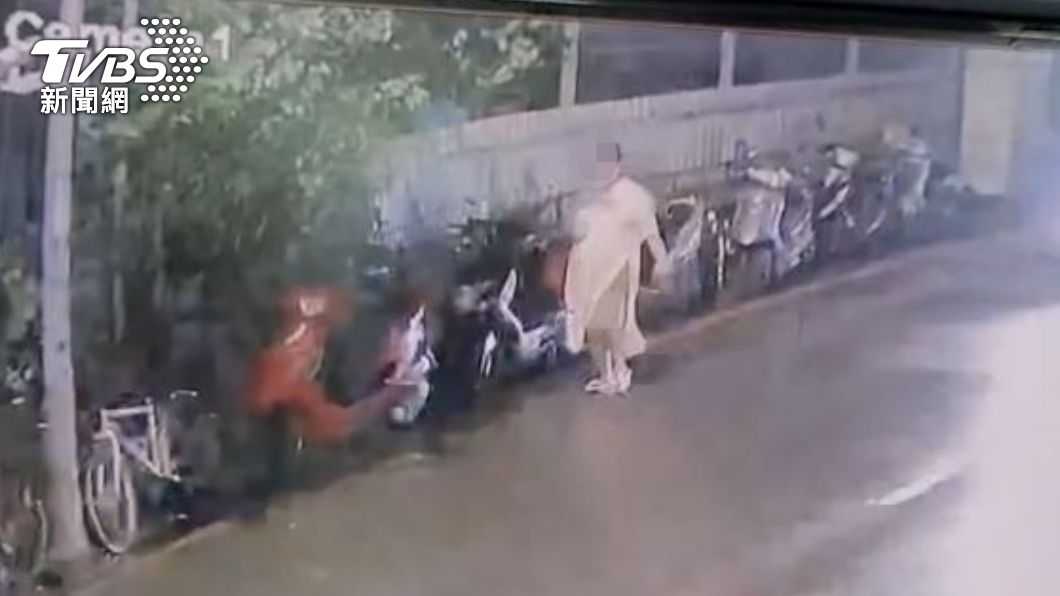 獨自走在員工宿舍外。(圖/民眾提供)