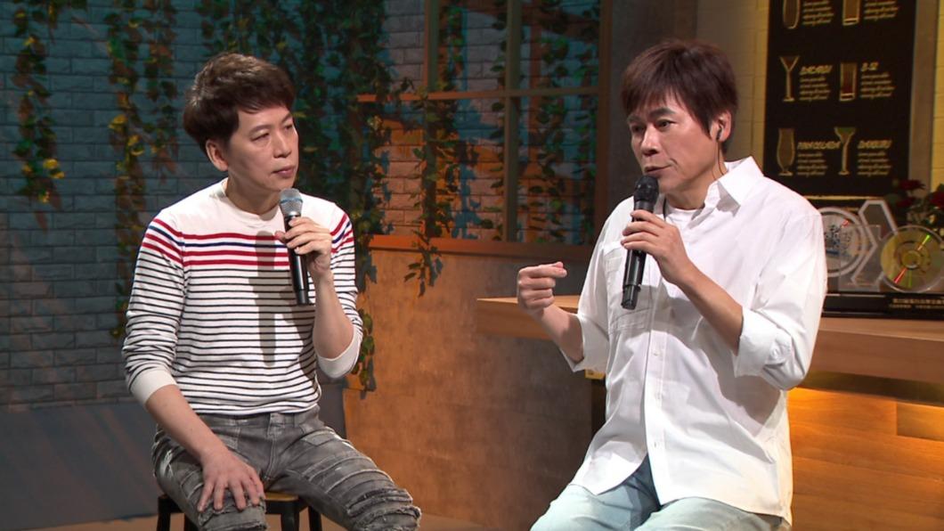 洪榮宏(右)與大弟洪敬堯(左)回憶洪一峰的嚴格教育。(圖/年代提供)