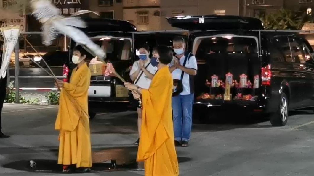 慟！桃園後車廂命案奪2屍4命　家屬忍痛備4牌位招魂