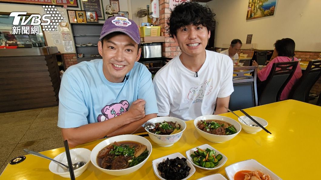 威廉（左）與風田（右）相當會說美食的口感。（圖／TVBS）