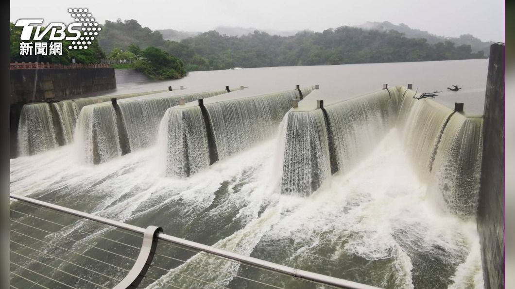 鋸齒堰溢洪道水瀑 苗栗鯉魚潭水庫限定