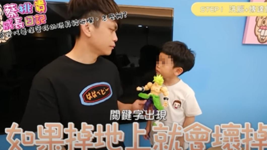 蔡阿嘎先洗腦蔡桃貴。(圖/翻攝自蔡阿嘎Youtube)