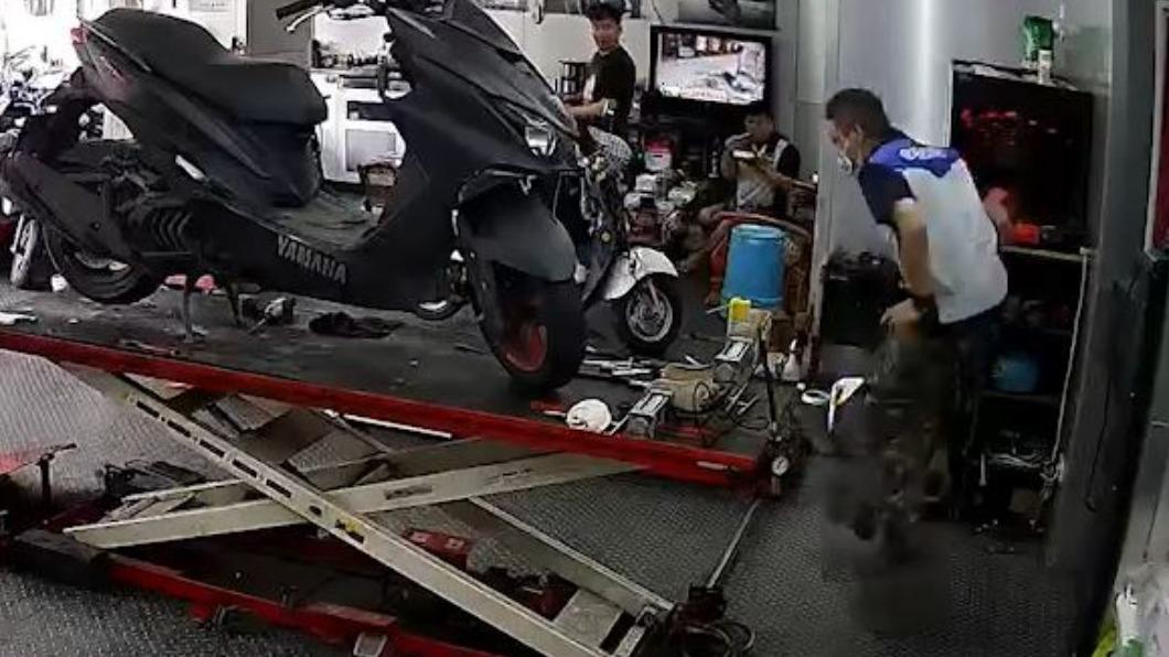 嚇「鼠」了!機車一拆米奇竄出 師傅崩潰尖叫使出天殘腳
