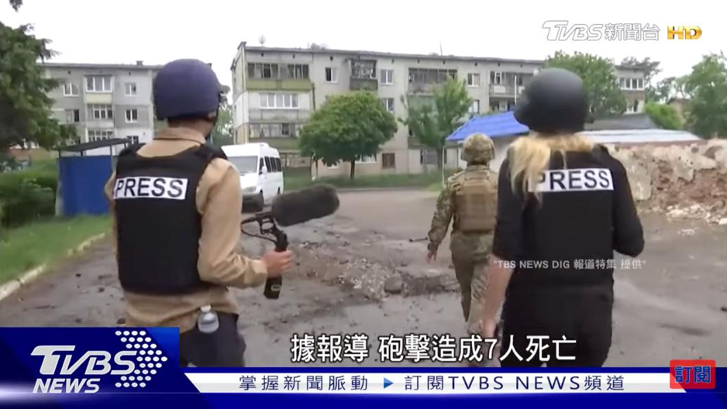 日本TBS電視台採訪團隊進入了哈爾科夫近郊的村莊「圖夫齊夫卡」。（圖／TVBS）