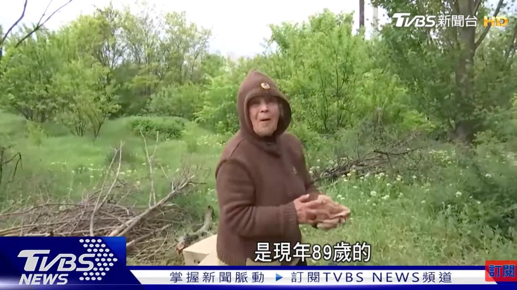 烏克蘭婦人妮拉在戶外烹煮食物。（圖／TVBS）