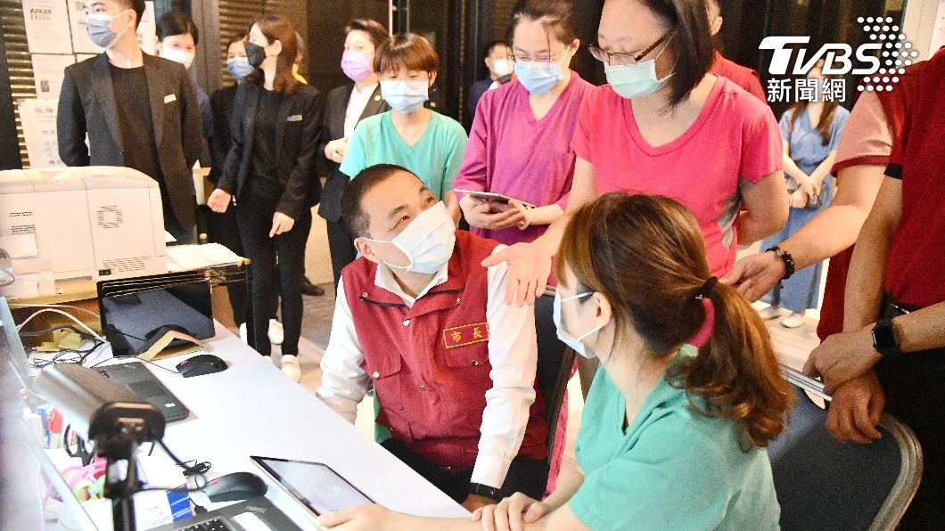 侯友宜赴集中檢疫所慰勞醫護團隊。(圖/新北市府提供)