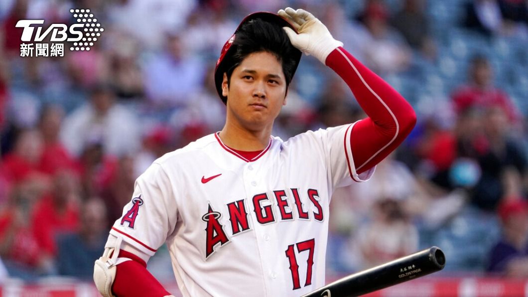 大谷翔平聽暗號!一動作蓋耳朵 模樣逗趣分析師笑出來