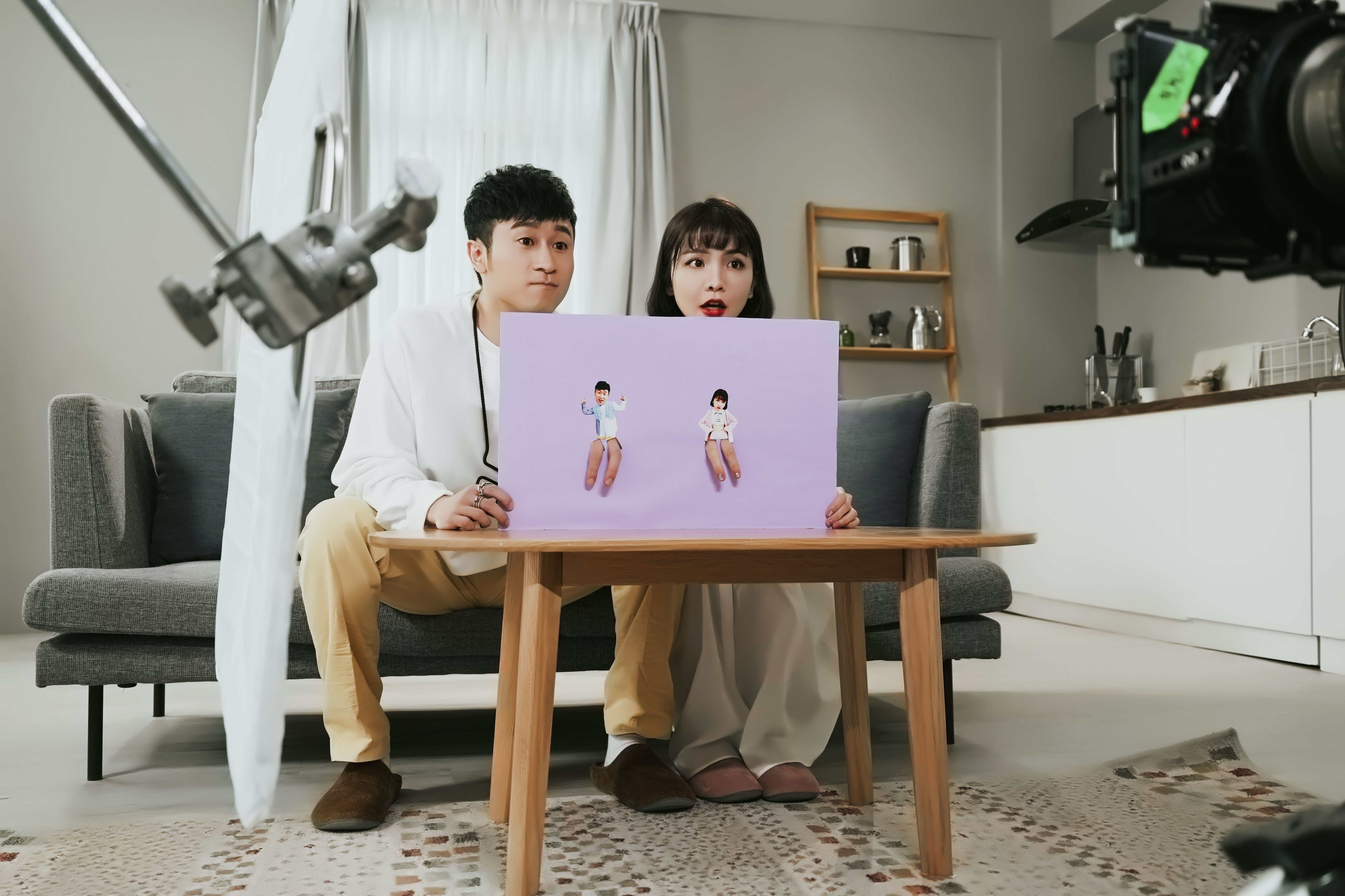 Sam Lin和女主角首次見面，就要演出親暱感。（圖／華納音樂提供）