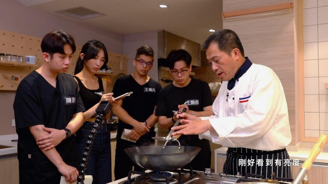 國宴名廚陳嘉謨(右)為選手示範經典菜。 (圖/翻攝《料理之王3》節目片段)