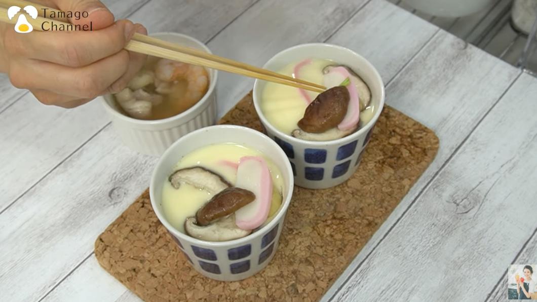 友加里分享自己製作茶碗蒸的方法。（圖／翻攝自Yukari's Kitchen YT）