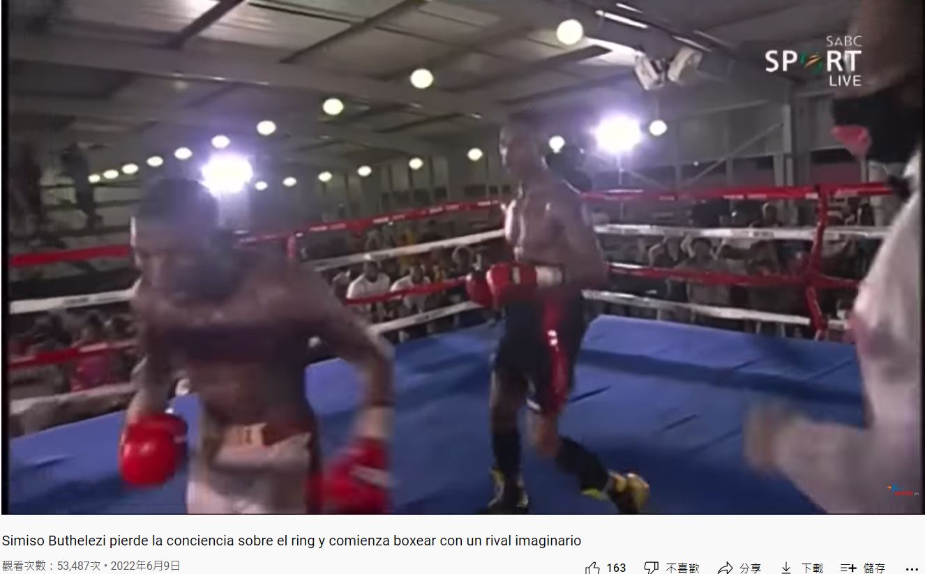 準拳王打到一半往另一個角落走去。（圖／翻攝自《Planeta Boxeo》YouTube）