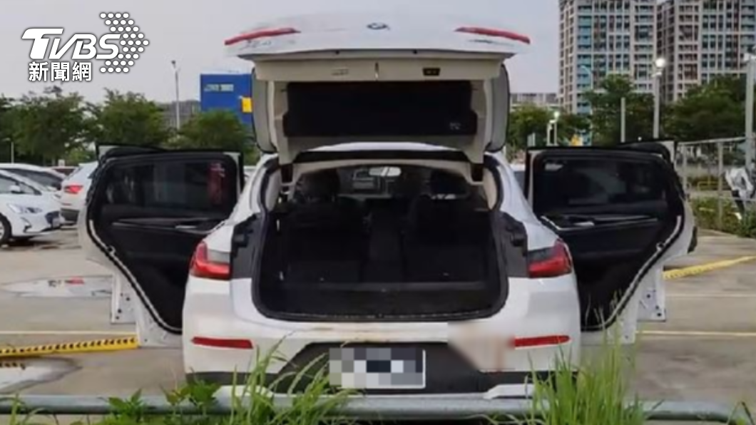 夫妻倆屍體被放在轎車內後車廂。(圖/TVBS)