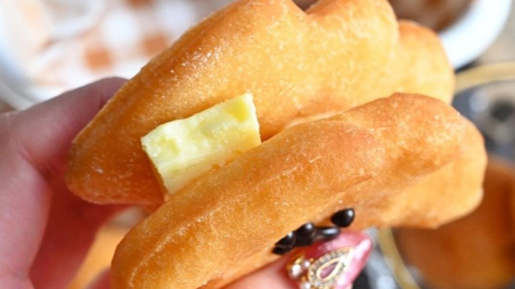 紅貴賓甜甜圈中間夾入鹹奶油。（圖／糖糖‘s享食生活提供）