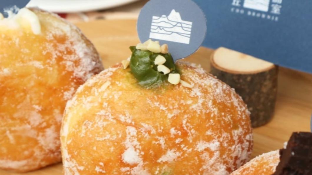 「利休濃抹茶甜甜圈」上頭多了杏仁脆粒。（圖／糖糖‘s享食生活提供）