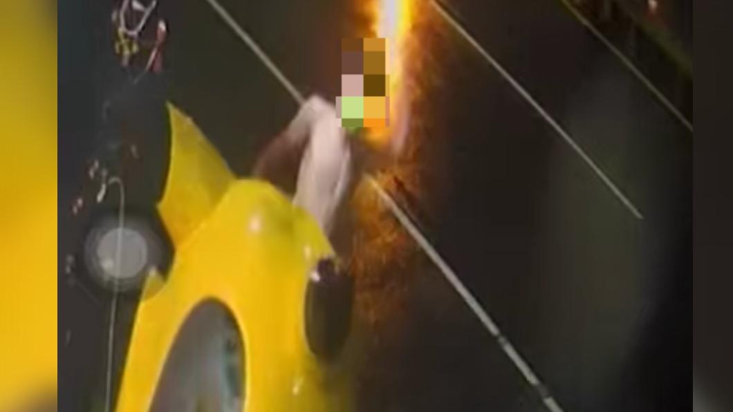 男子深夜對皮卡丘遊戲機一陣猛踹。(圖/翻攝自記者爆料網)