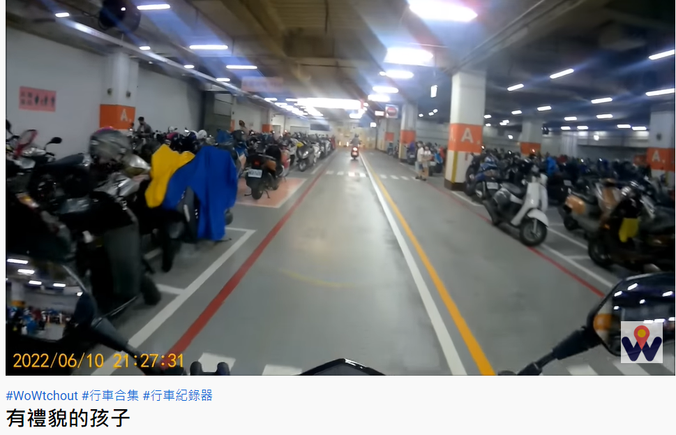 騎士停車禮讓小兄妹過馬路。（圖／翻攝自WoWtchout - 地圖型行車影像分享平台）