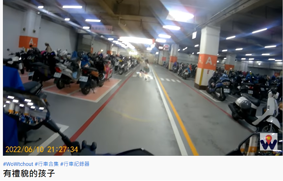 小兄妹過馬路時頻頻點頭道謝。（圖／翻攝自WoWtchout - 地圖型行車影像分享平台）