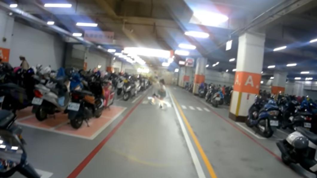 騎士停車禮讓!小兄妹「點頭感謝」 14秒禮貌片被讚爆