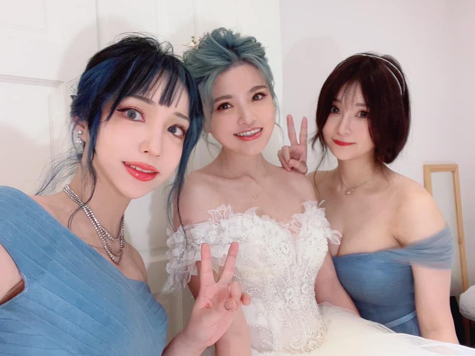 好友到米砂婚禮祝賀。(圖/翻攝千尋臉書)