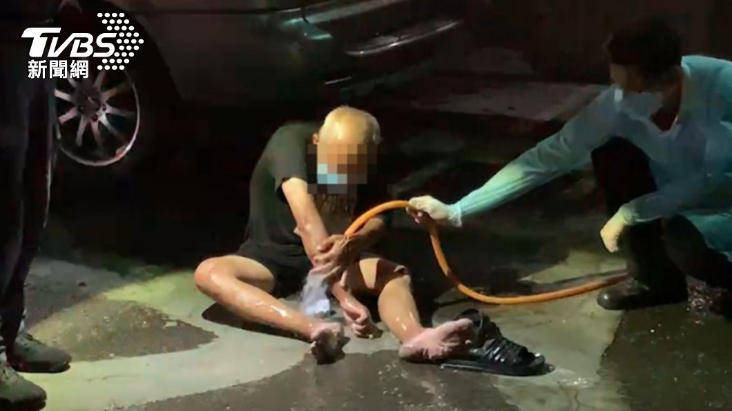 疑想偷公廁鐵桶變賣！男翻倒鹽酸　整桶淋下去手腳灼傷