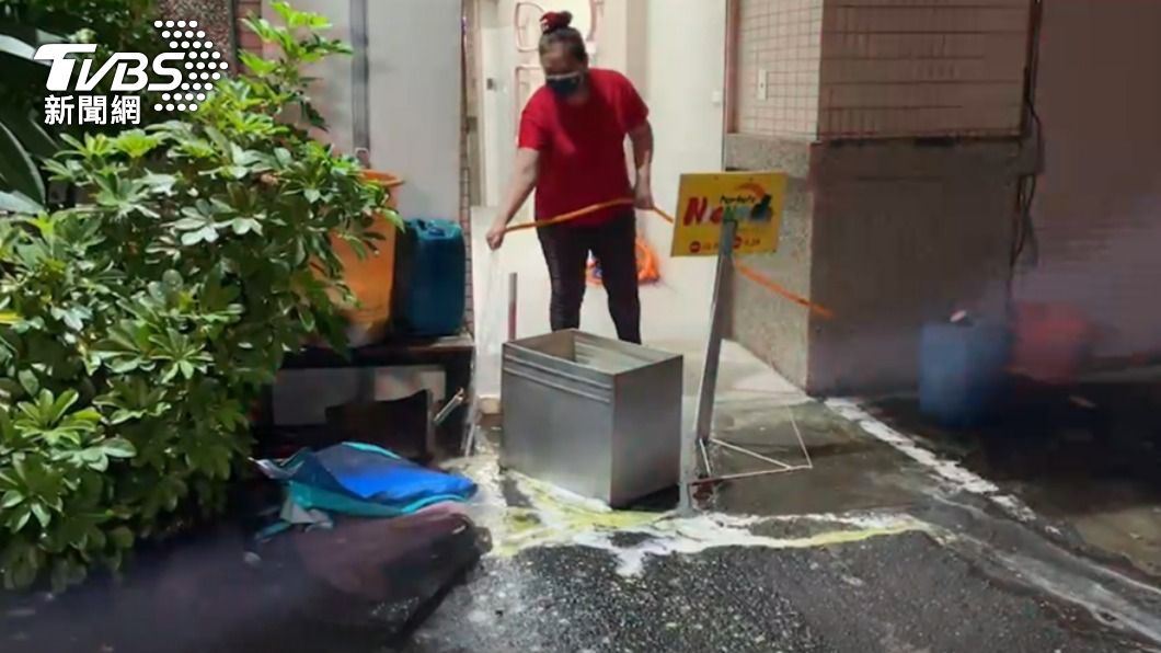 鹽酸潑灑在地。(圖/TVBS)
