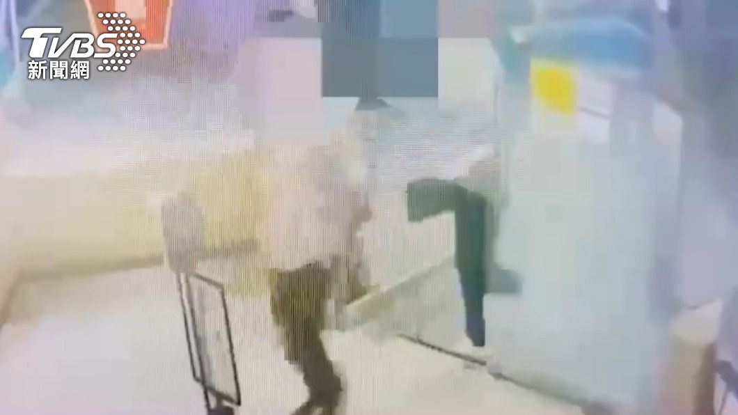 犯嫌進到店內。(圖/TVBS)