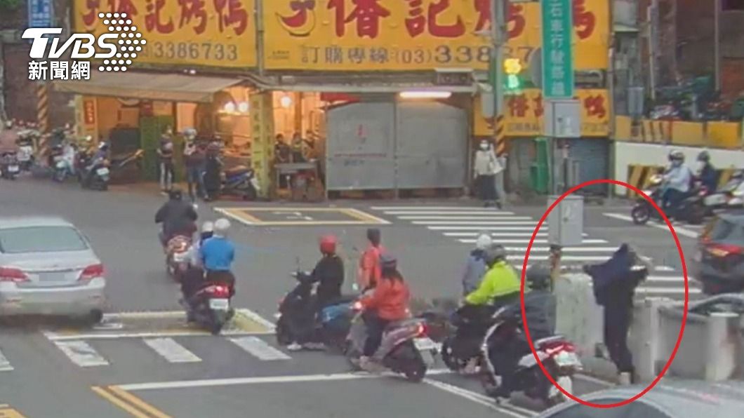 超給力!上班途中目睹車禍 熱血警街頭秒換制服上陣