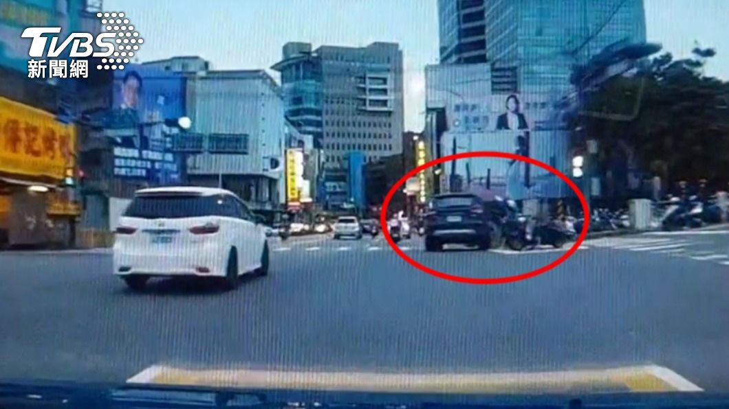 侯女疑似恍神撞車。(圖/TVBS)