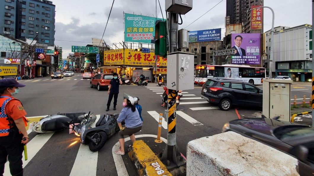 龍安派出所員警陳弈凱見狀上前幫忙。(圖/翻攝自我是桃園人)